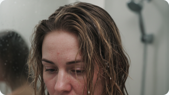Mujer con cabello opaco por agua dura